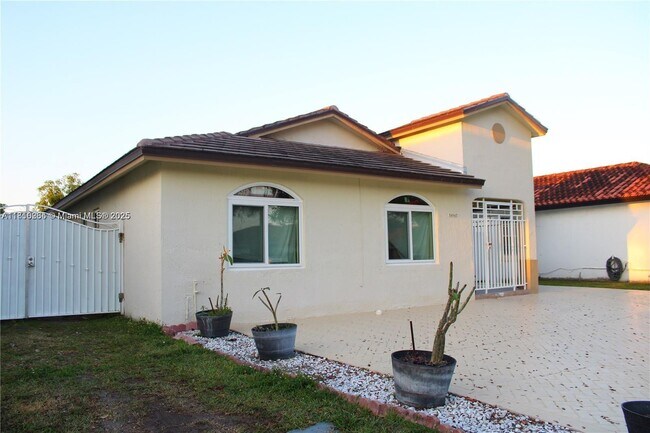 14947 SW 36th Terrace in Miami, FL - Building Photo - Building Photo