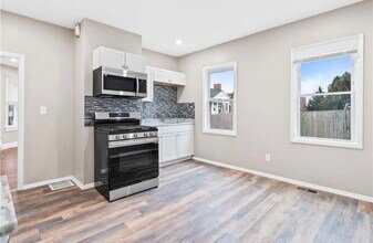 244 Veazie St in Providence, RI - Foto de edificio - Building Photo