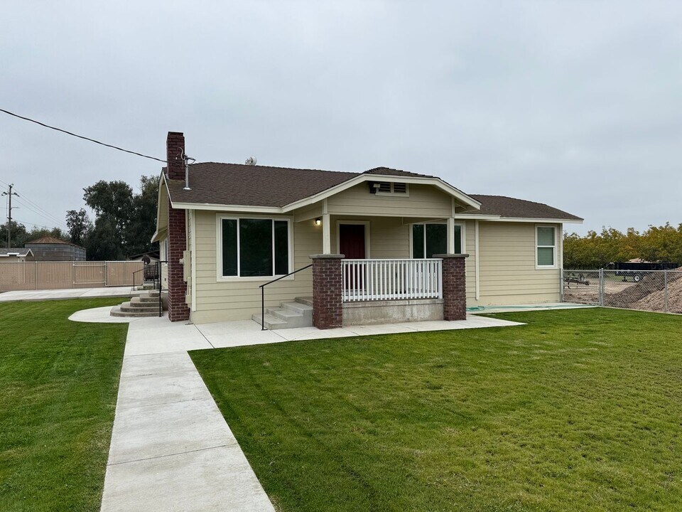 31450 Lone Tree Rd in Oakdale, CA - Building Photo