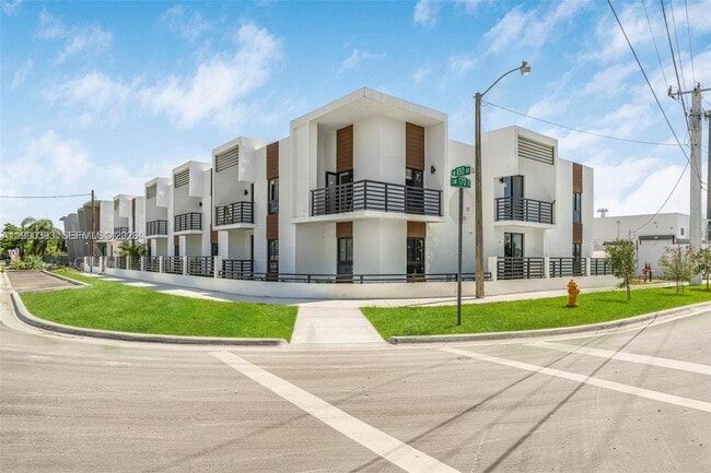 16955 SW 100th Ave in Miami, FL - Building Photo - Building Photo