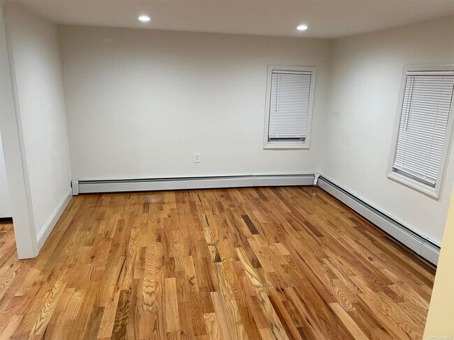 105 Burtis St-Unit -2 in Lynbrook, NY - Building Photo - Building Photo