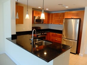 2451 Midtown Ave, Unit #415 in Alexandria, VA - Foto de edificio - Building Photo