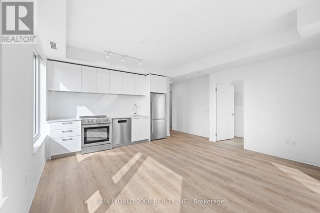 101-1101 Roehampton Ave