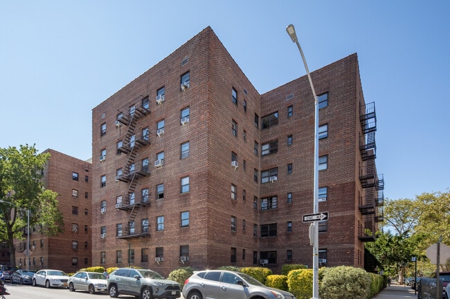 99-65 64th Rd in Rego Park, NY - Foto de edificio - Building Photo