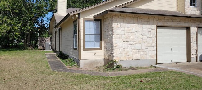 1817 Chambers St in Bastrop, TX - Foto de edificio - Building Photo