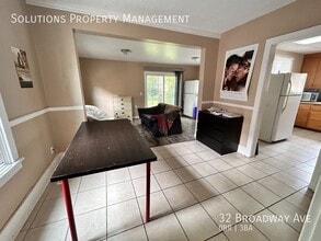 **Rooms Available Less Than 1 Block From Campus** in Hamilton, ON - Building Photo - Building Photo