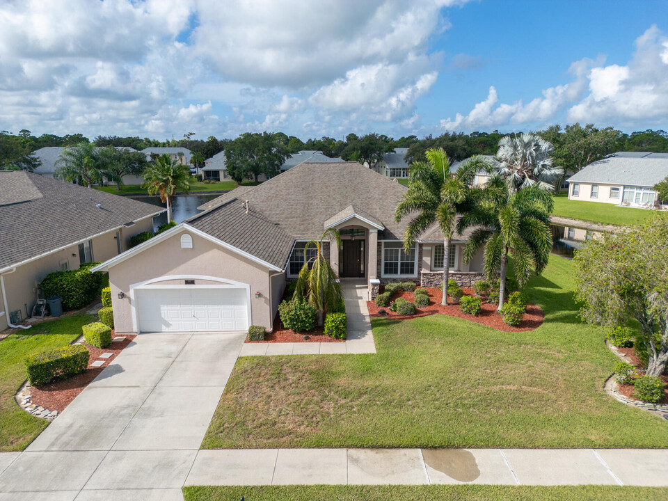 1081 Wild Flower Dr in Melbourne, FL - Building Photo