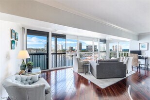 250 Park Shore Dr in Naples, FL - Building Photo