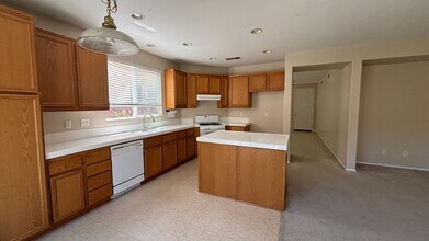 38460 Magdelena St in Murrieta, CA - Foto de edificio - Building Photo