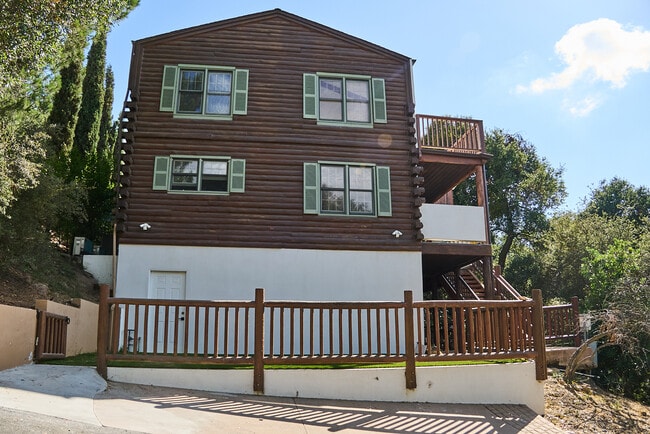 373 Loftyhill Dr in Malibu, CA - Building Photo - Building Photo