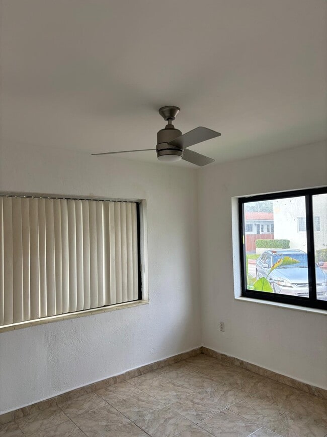 650 83rd St, Unit Front Unit in Miami Beach, FL - Foto de edificio - Building Photo