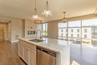 11 Edgewater Cir in East Hampton, CT - Building Photo - Building Photo
