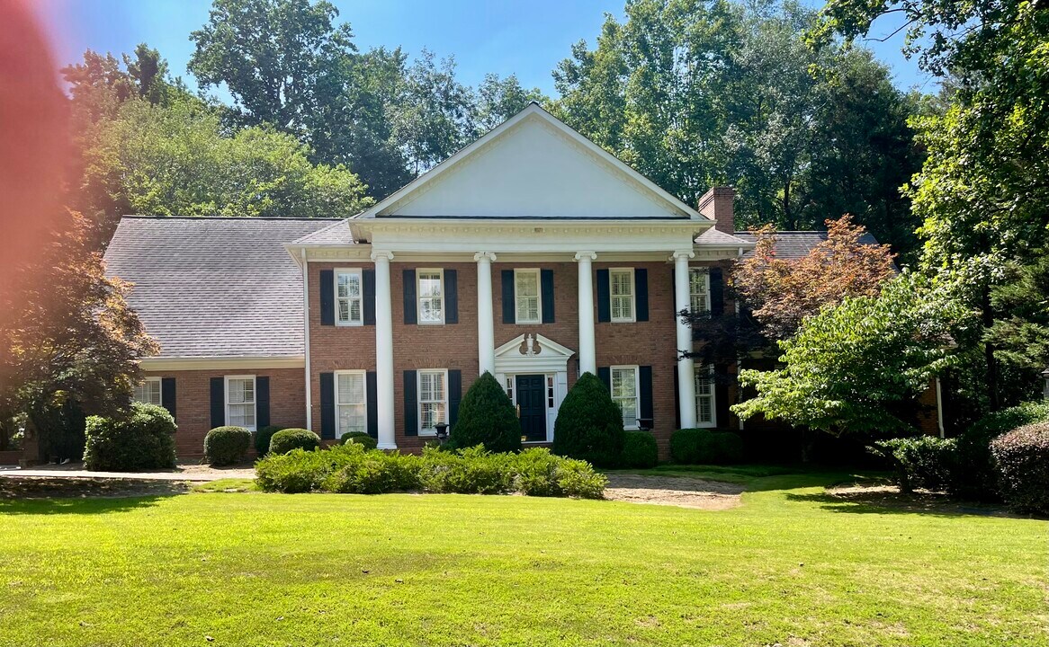 1640 Lazy River Ln in Atlanta, GA - Building Photo