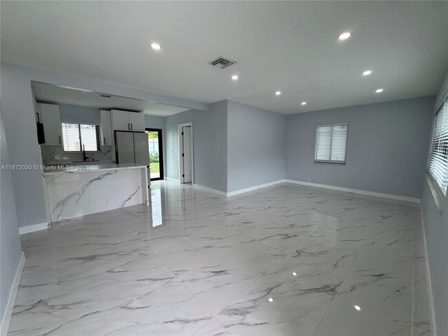 16440 NE 10th Ave in North Miami Beach, FL - Foto de edificio - Building Photo