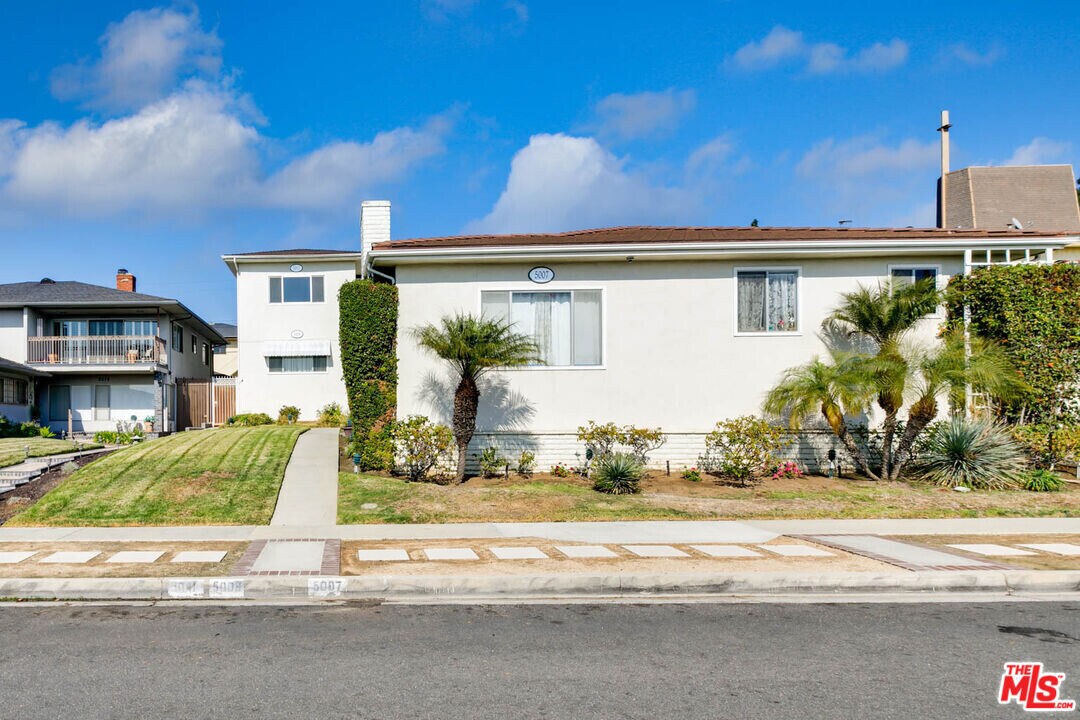 5011 W 59th St in Los Angeles, CA - Building Photo