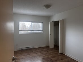 1150 Queens Ave in Victoria, BC - Building Photo - Building Photo