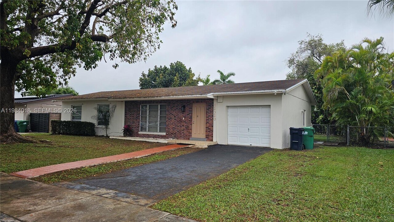 12320 SW 105th St in Miami, FL - Building Photo