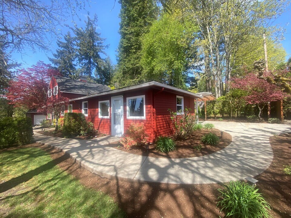 7235 SW Canyon Dr in Portland, OR - Building Photo
