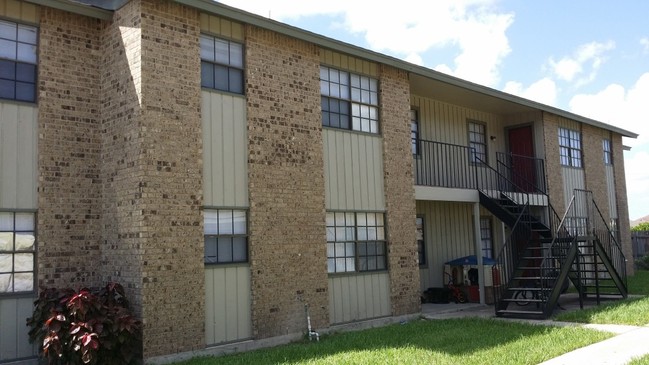 Oakwood Apartments in Harlingen, TX - Building Photo - Building Photo