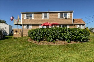 20 Saltaire Ave in Narragansett, RI - Foto de edificio - Building Photo