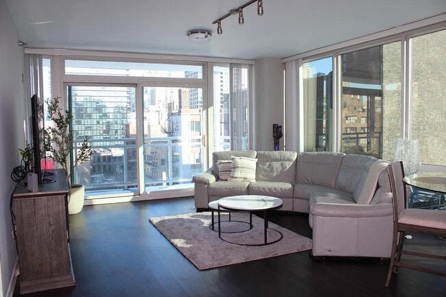 757 N Orleans St, Unit 706 in Chicago, IL - Building Photo - Building Photo