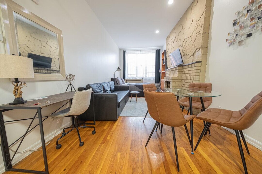 32 W 86th St in New York, NY - Building Photo