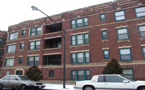 9050 S Escanaba Ave in Chicago, IL - Foto de edificio