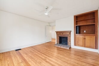 305 S Main St in Davidson, NC - Building Photo - Building Photo