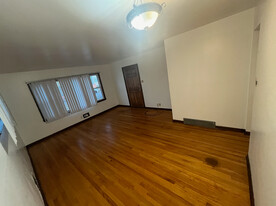 527 S 74th St, Unit 527 in Milwaukee, WI - Building Photo - Building Photo