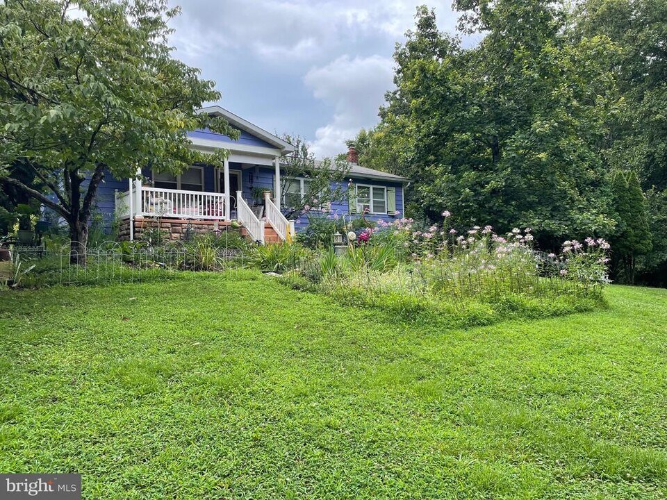 23 Gaschs Ln in Castleton, VA - Building Photo