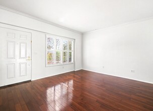 5200 Premiere Hills Cir, Unit 123 in Woodland Hills, CA - Foto de edificio - Building Photo