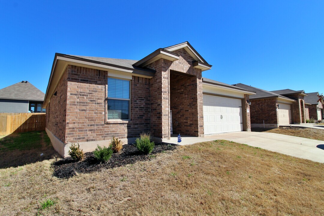 2708 Risinger Rd in Lorena, TX - Building Photo