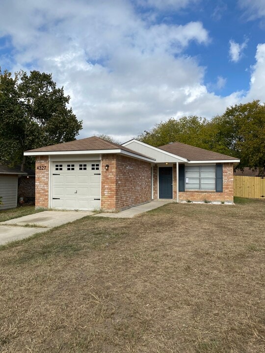 4327 Stayman Dr in San Antonio, TX - Building Photo