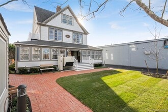 584 Main St in Islip, NY - Foto de edificio - Building Photo