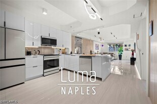 1100 Pine Ridge Rd in Naples, FL - Building Photo