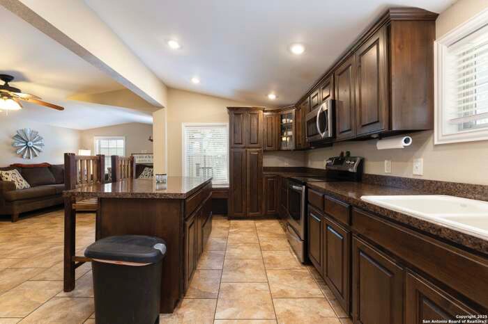 232 Angel Dr in Pipe Creek, TX - Building Photo