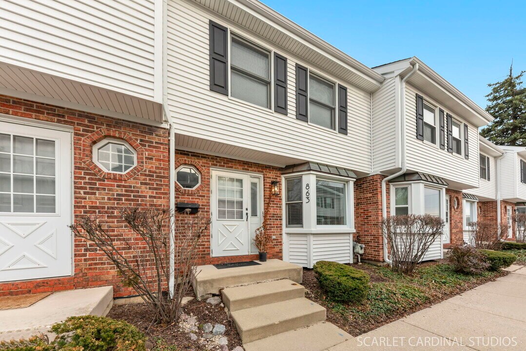 863 College Ave in Wheaton, IL - Building Photo