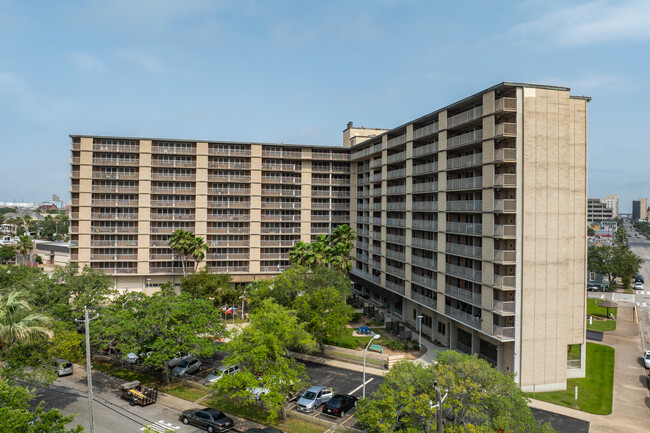 Gulf Breeze Apartments in Galveston, TX - Foto de edificio - Building Photo