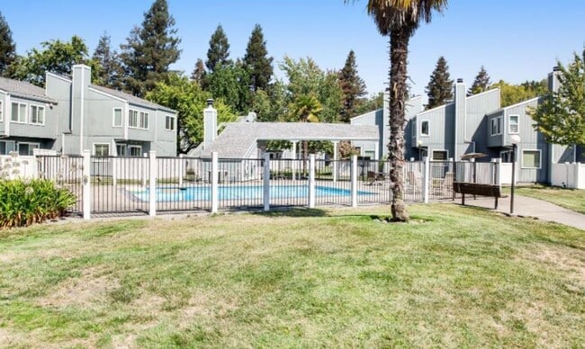 1233 Camino Corto in Rohnert Park, CA - Foto de edificio - Building Photo
