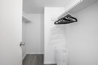 Angleton Manor in Angleton, TX - Foto de edificio - Interior Photo