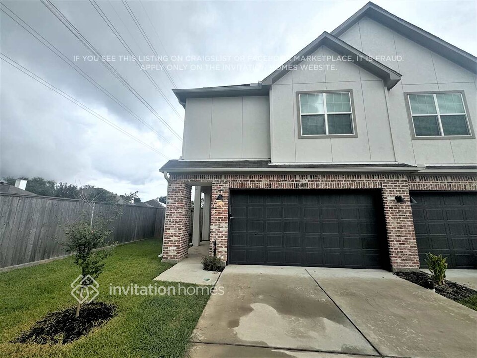 12403 Imperial Lk Ln in Meadows Place, TX - Building Photo