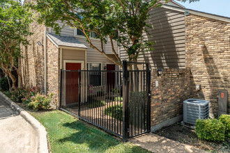 The Oaks on Montfort in Dallas, TX - Building Photo - Building Photo