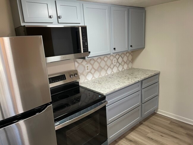 property at 5304 Hunters Point Ct