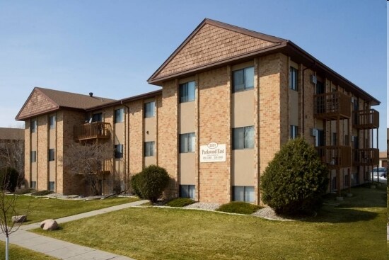 Parkwood East & West in Fargo, ND - Building Photo