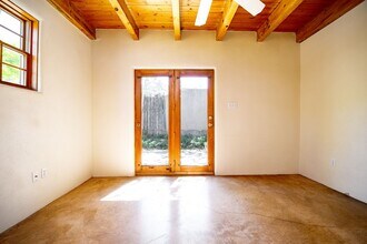 247 C Casados St in Santa Fe, NM - Foto de edificio - Building Photo