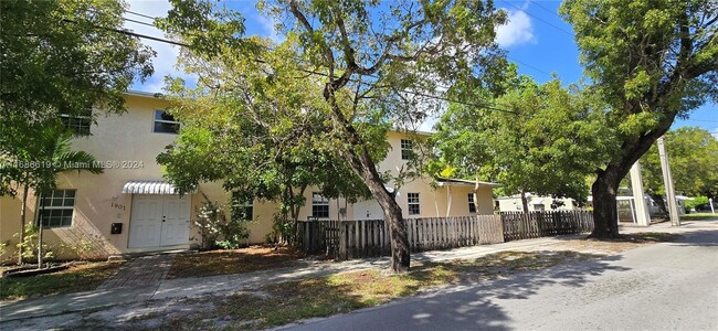 1901 Cleveland St, Unit B in Hollywood, FL - Foto de edificio - Building Photo