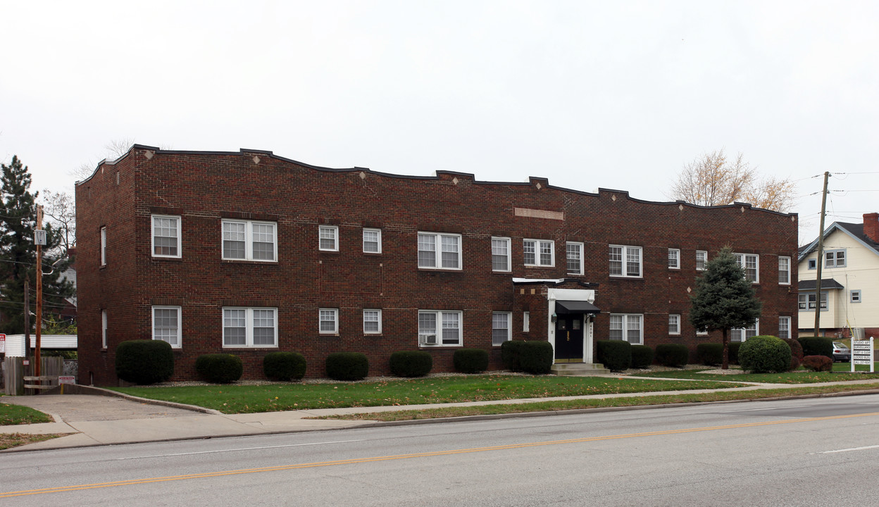 4801 E Washington St in Indianapolis, IN - Foto de edificio