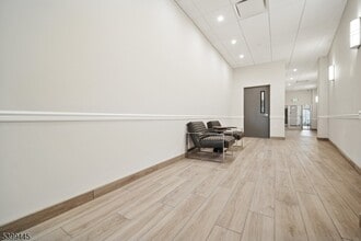 246 Main St in Chatham Township, NJ - Foto de edificio - Building Photo