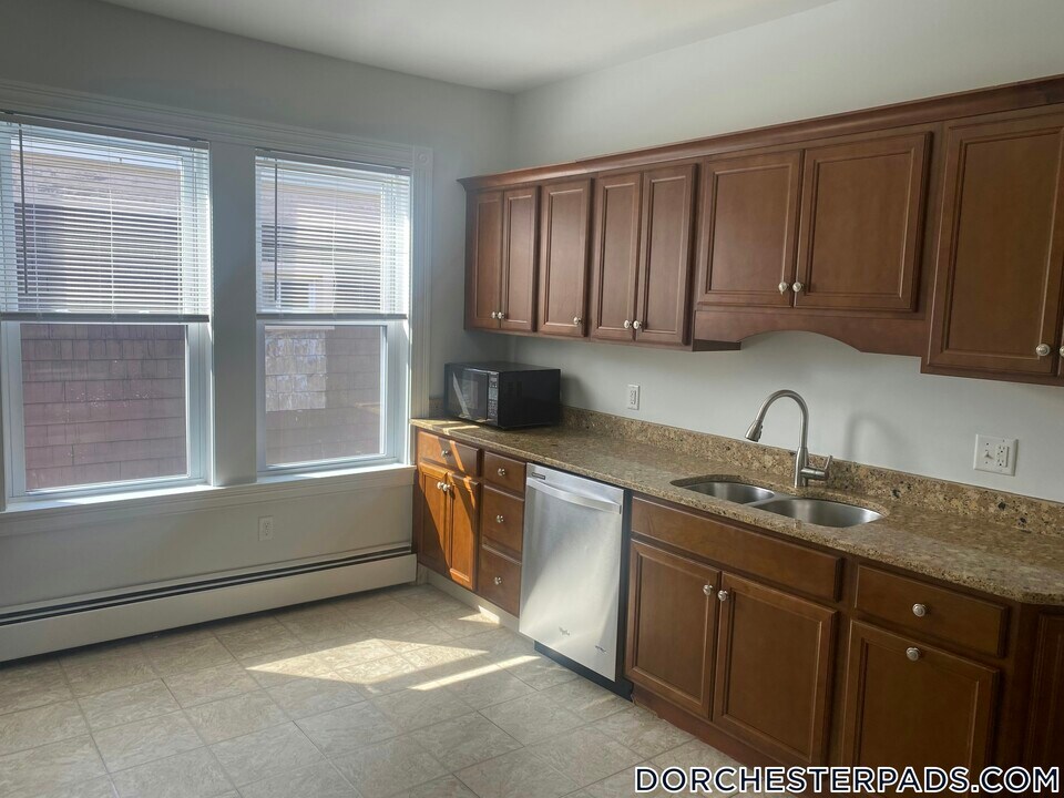 15 Romsey St in Boston, MA - Building Photo