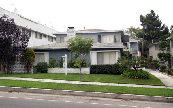 7842 W Manchester Ave in Playa Del Rey, CA - Foto de edificio